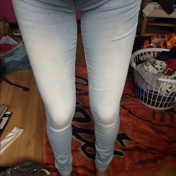 Light Wash Jegging Jeans - Picture 2 of 4